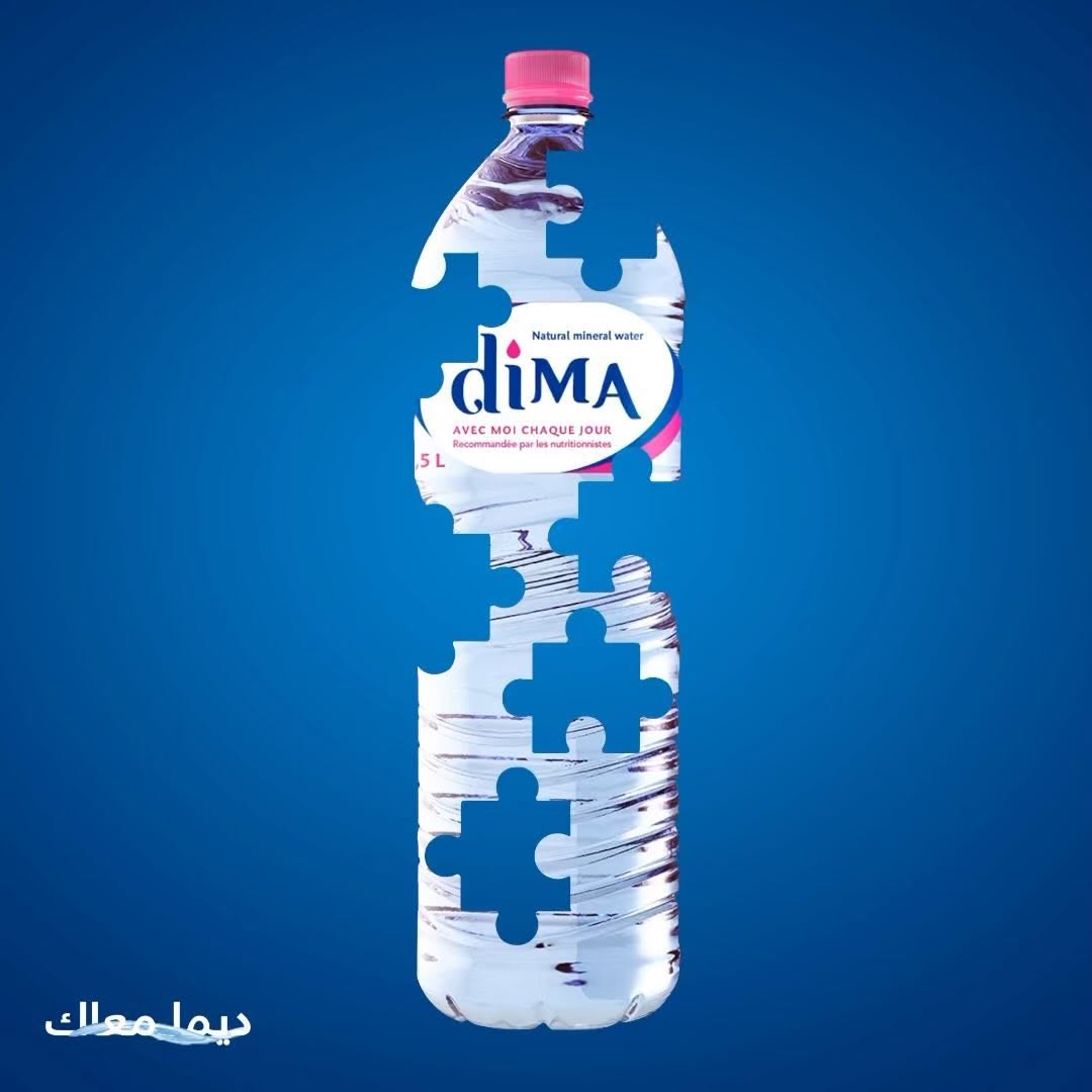 Bouteille DIMA 1,5L en pièces de puzzle sur fond bleu