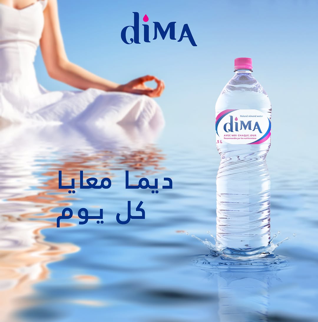 Femme en méditation au bord de l'eau à côté d'une bouteille DIMA